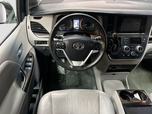 Used 2017 Toyota Sienna XLE AWD/4WD image 22