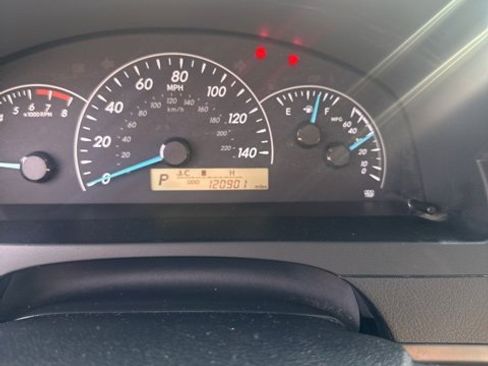 Used 2012 Toyota Camry L image 4