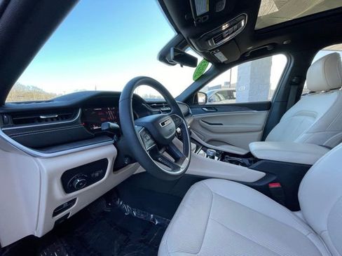 Used 2023 Jeep Grand Cherokee Limited w/ Luxury Tech Group II image 12