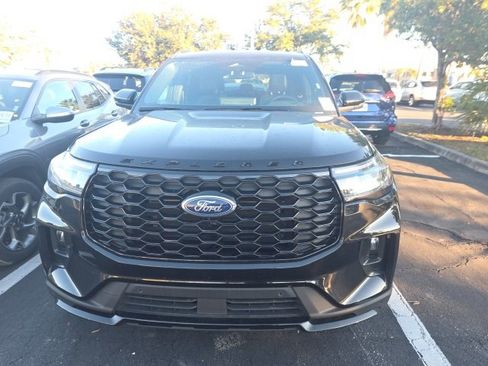 Used 2025 Ford Explorer ST-Line w/ ST-Line Street Pack image 2