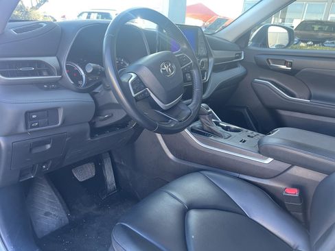 Used 2023 Toyota Highlander XLE image 9