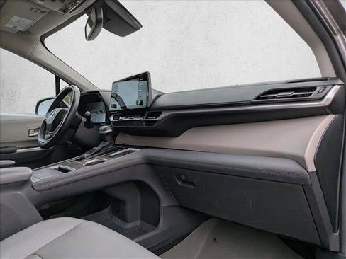 Used 2024 Toyota Sienna XLE image 22