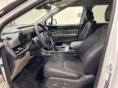 New 2026 Kia Carnival FWD image 11