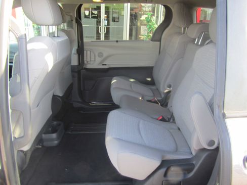 Used 2022 Toyota Sienna LE FWD image 12