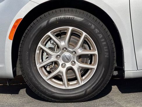 Used 2024 Chrysler Pacifica Touring-L image 32