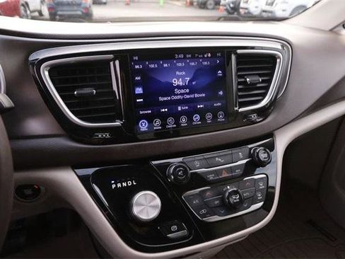 Used 2017 Chrysler Pacifica Touring-L Plus w/ Tire & Wheel Group image 17