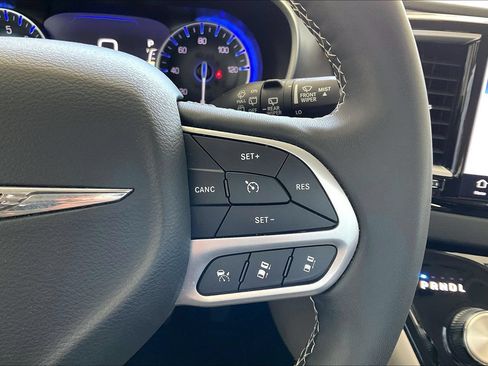 Used 2024 Chrysler Pacifica Touring-L FWD image 12