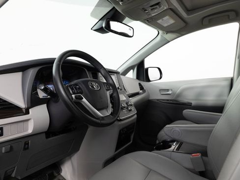 Used 2019 Toyota Sienna XLE FWD image 14