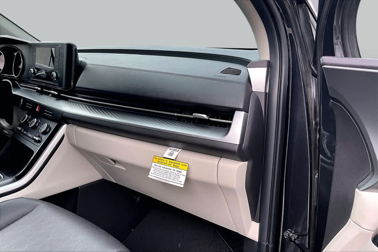 Certified 2023 Kia Carnival LX FWD image 17