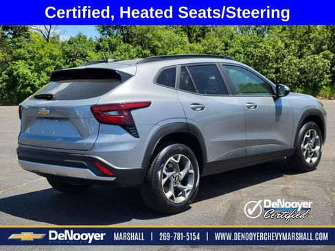 Used 2025 Chevrolet Trax LT w/ LT Convenience Package FWD image 3