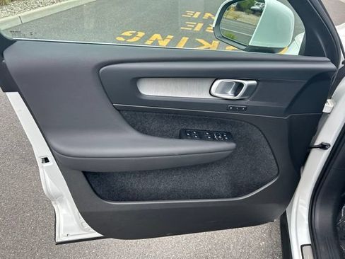 Certified 2025 Volvo XC40 B5 Plus AWD/4WD image 21