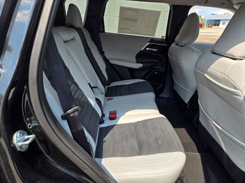 New 2025 Mitsubishi Outlander SE image 7