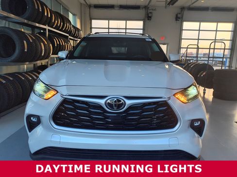 Used 2022 Toyota Highlander XLE image 28