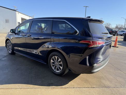 Used 2021 Toyota Sienna XLE image 26