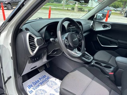 Used 2025 Kia Soul LX w/ LX Technology Package FWD image 30