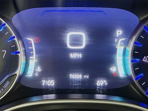 Used 2024 Chrysler Pacifica Touring-L FWD image 15