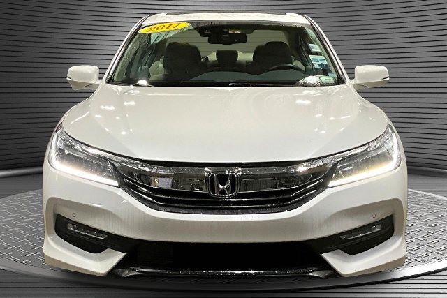 Used 2017 Honda Accord Touring image 2