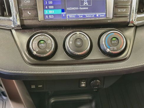 Used 2018 Toyota RAV4 LE w/ All Weather Liner Package FWD image 22