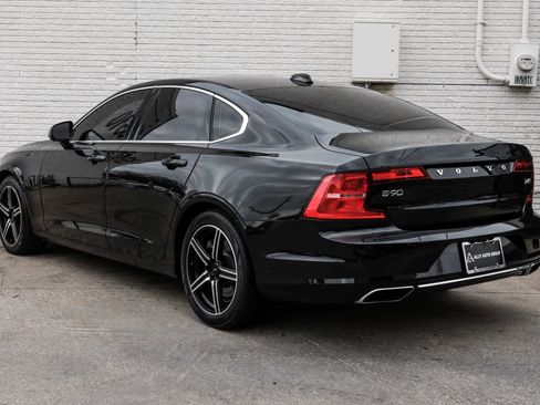 Used 2017 Volvo S90 T6 Momentum w/ Vision Package image 10