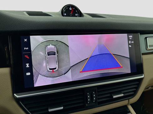 Certified 2022 Porsche Cayenne Platinum Edition image 17