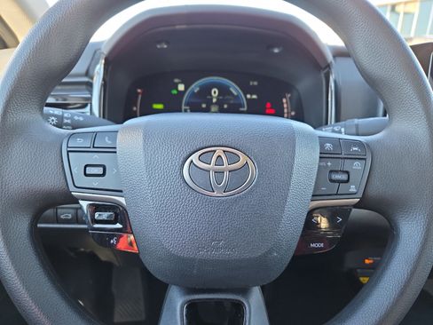 Used 2025 Toyota Camry Hybrid image 24