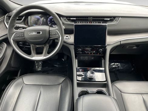 Used 2025 Jeep Grand Cherokee Limited image 10