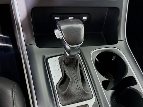 Used 2023 Kia Carnival LX image 10