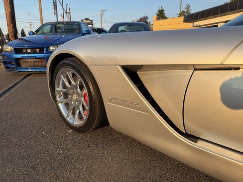 Used 2004 Dodge Viper SRT-10 image 3