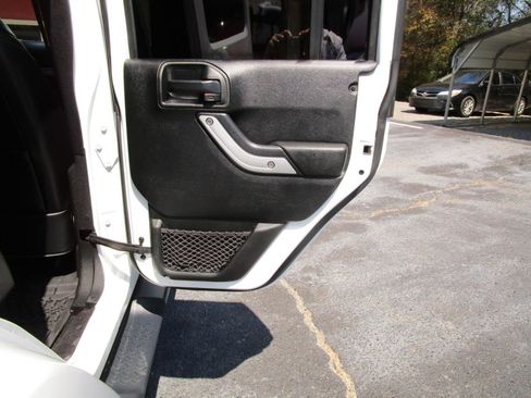 Used 2018 Jeep Wrangler Unlimited Sahara w/ Connectivity Group image 25