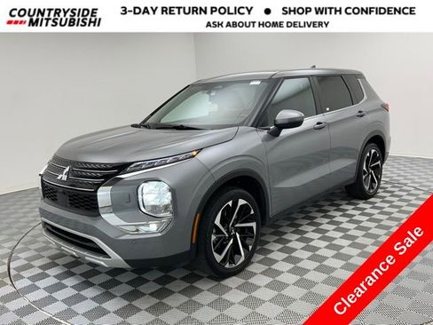 Used 2024 Mitsubishi Outlander SE image 1