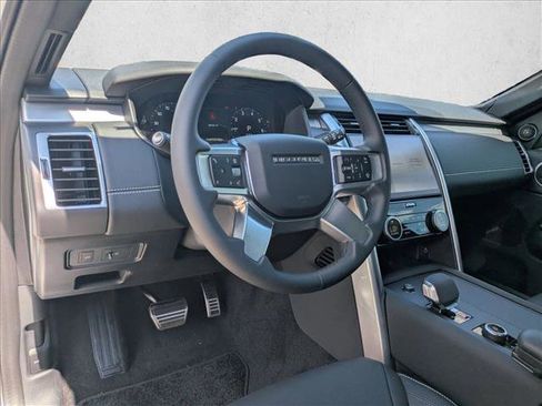 New 2025 Land Rover Discovery Dynamic SE image 3