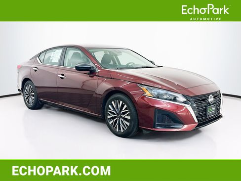 Used 2025 Nissan Altima 2.5 SV FWD image 1