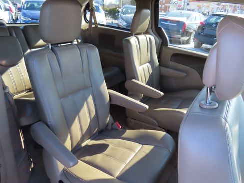 Used 2014 Chrysler Town & Country Touring FWD image 36