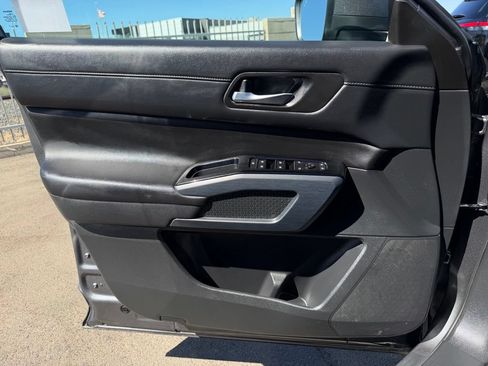 Used 2025 Nissan Pathfinder SL AWD/4WD image 19