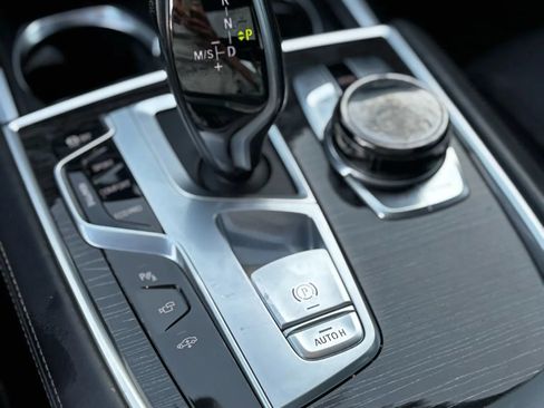 Used 2017 BMW 750i RWD image 32
