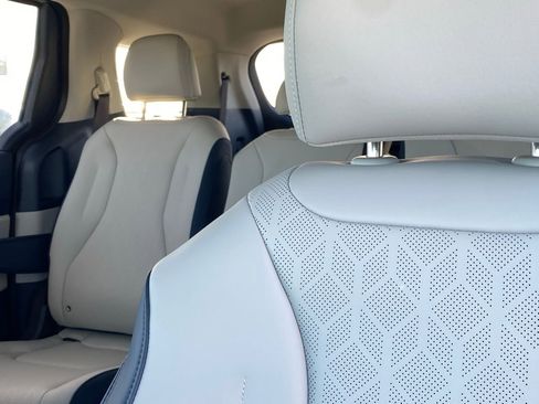 New 2026 Kia Carnival EX image 11