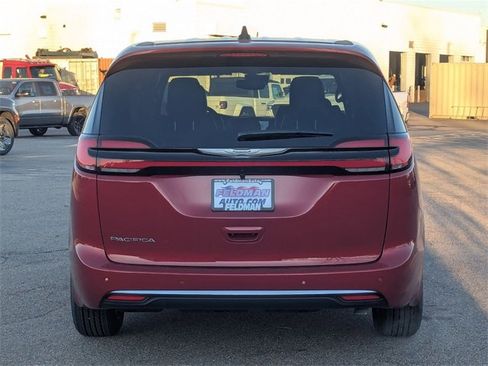 New 2026 Chrysler Pacifica Select image 4