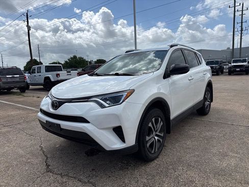 Used 2018 Toyota RAV4 LE image 3
