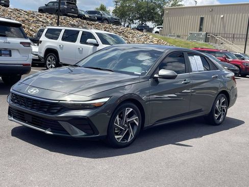 Used 2025 Hyundai Elantra SEL FWD image 6