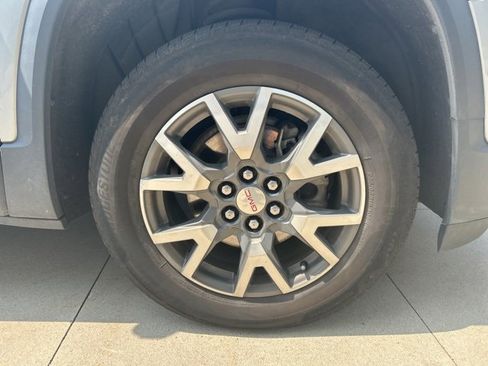 Used 2023 GMC Acadia SLE image 9