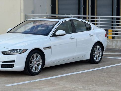 Used 2017 Jaguar XE Premium image 4