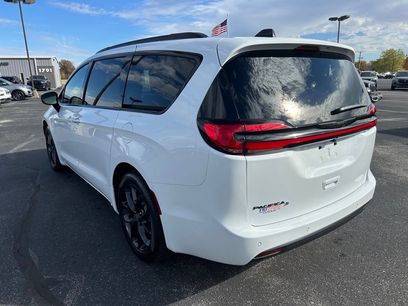 New 2026 Chrysler Pacifica Select w/ S Appearance Package