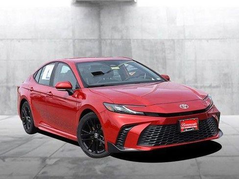 Used 2025 Toyota Camry SE image 2