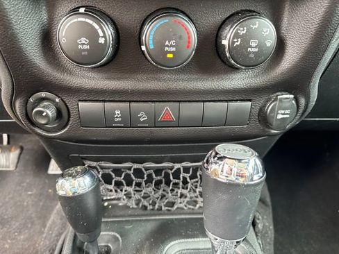 Used 2018 Jeep Wrangler Unlimited Sport S AWD/4WD image 34