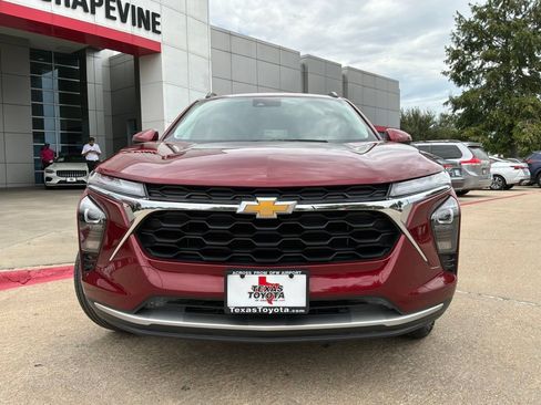 Used 2025 Chevrolet Trax LT FWD image 3