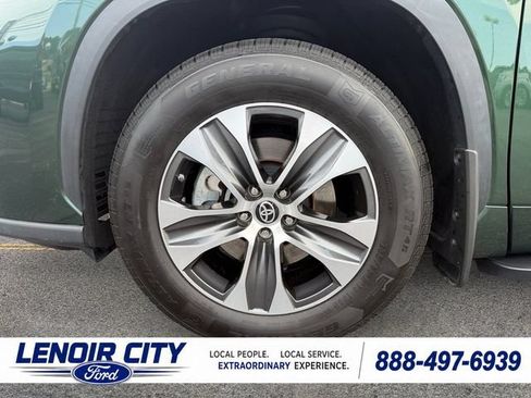 Used 2023 Toyota Highlander XLE AWD/4WD image 8