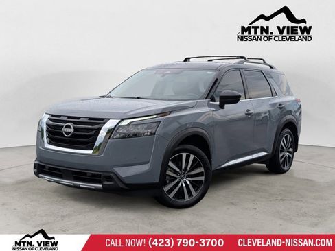 Certified 2025 Nissan Pathfinder Platinum FWD image 1