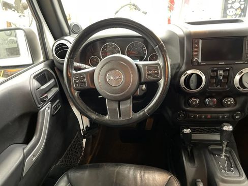 Used 2014 Jeep Wrangler Unlimited Sahara w/ Connectivity Group AWD/4WD image 17