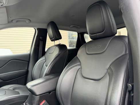 Used 2019 Jeep Cherokee Limited image 25