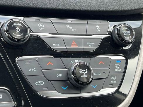 Used 2018 Chrysler Pacifica Touring-L Plus image 30